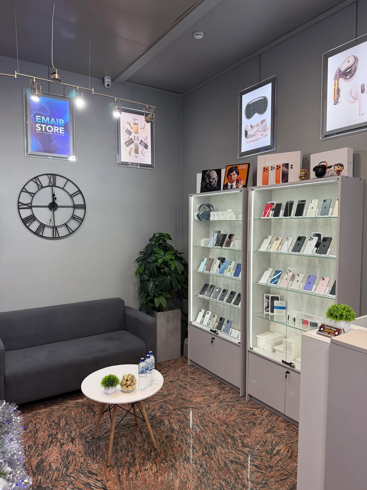 Магазин Emair Store на проспекте Мира: зона отдыха и витрины техники